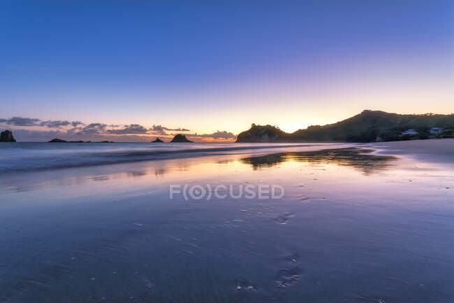 New Zealand, Waikato, Hahei, Long exposure of Mercury Bay at purple sunrise — Stock Photo