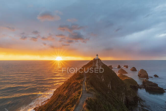 Nouvelle-Zélande, Océanie, Île du Sud, Southland, Otago, Southern Scenic Road, Cape Nugget Point, Phare de Nugget Point au lever du soleil — Photo de stock