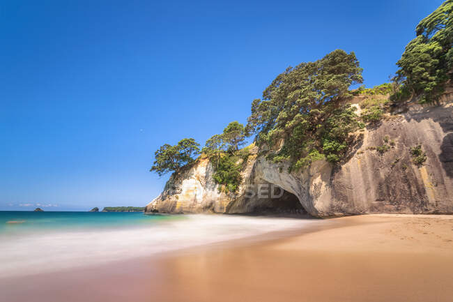 New Zealand, Cathedral Cove arch and sandy coastal beach in Te Whanganui-A-Hei Marine Reserve — Stock Photo