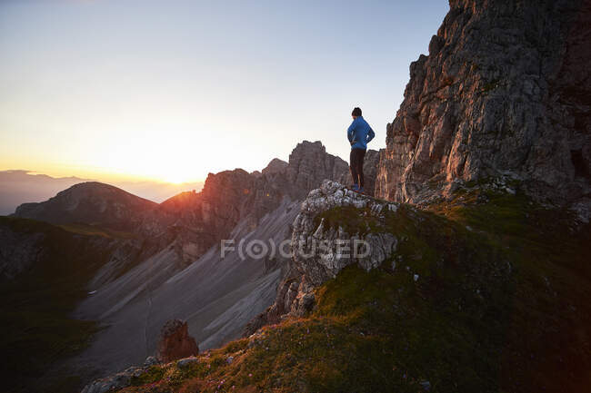 Bergläufer macht Pause und beobachtet Sonnenaufgang an der Axamer Lizum, Österreich — Stockfoto