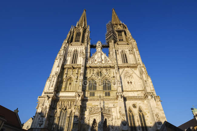 Germania, Baviera, Ratisbona, Veduta ad angolo basso della Cattedrale di Ratisbona — Foto stock
