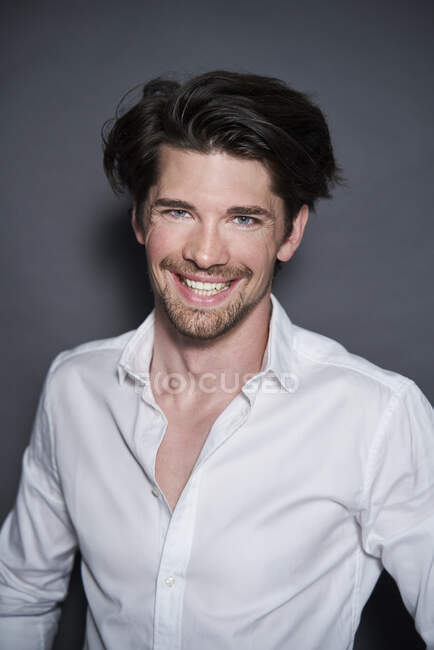 Porträt eines lächelnden gutaussehenden Mannes mit weißem Hemd — Stockfoto