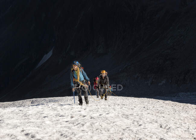 Francia, Massiccio del Monte Bianco, Chamonix, Alpinisti che scalano la montagna sulla neve — Foto stock