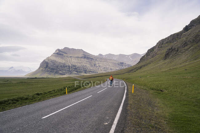 Hombre maduro senderismo en Ring Road 1, Región Sur, Islandia - foto de stock