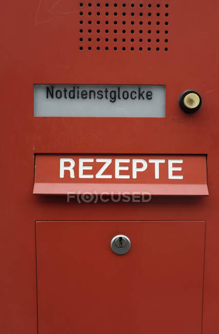 Caixa de correio vermelha de uma farmácia, Hamburgo, Alemanha — Fotografia de Stock
