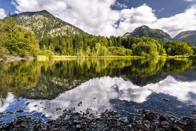 Germania, Baviera, Alpi di Allgau, Oberstdorf, Moorweiher nel paesaggio montano — Foto stock