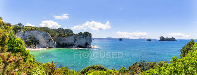 Nueva Zelanda, Panorama de Stingray Beach en verano - foto de stock
