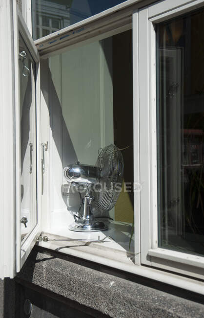 Ventilateur debout sur le rebord de la fenêtre — Photo de stock