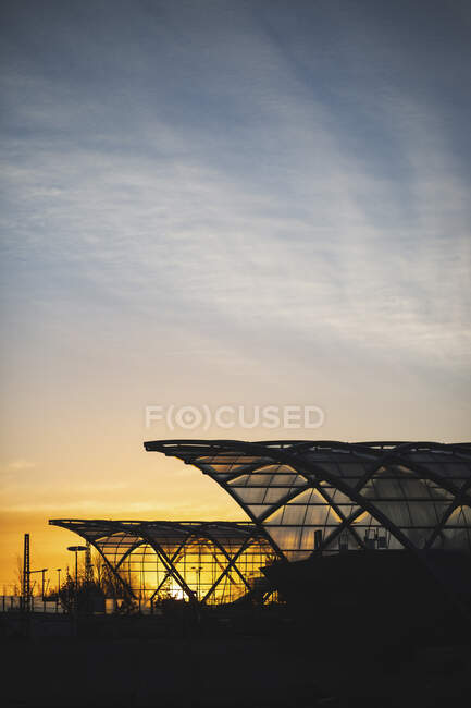 Germania, Amburgo, Silhouette della stazione Elbbrucken all'alba — Foto stock