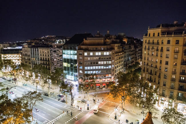 Passeig de Garcia visto da Casa Mila à noite, Barcelona, Espanha — Fotografia de Stock