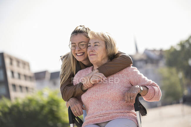 Внучка и ее бабушка смеются — стоковое фото