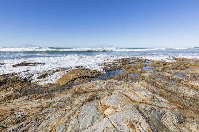 Nouvelle-Zélande, Plage côtière rocheuse de l'océan Pacifique — Photo de stock