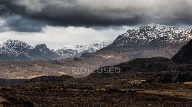 Великобритания, Шотландия, Пулеве, штормовые облака над горным ландшафтом Вестера Росса — стоковое фото
