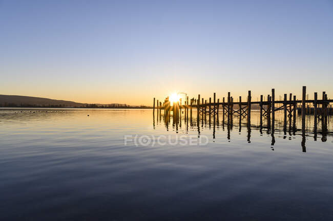 Allemagne, Baden-Wurttemberg, district de Constance, Allensbach, jetée sur le lac de Constance au coucher du soleil — Photo de stock