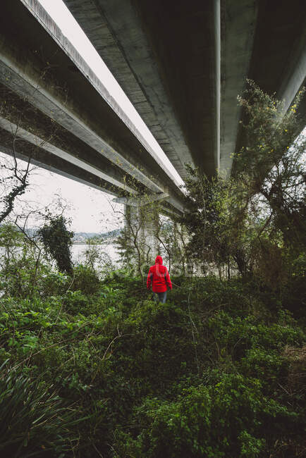 Человек под мостом в заброшенной среде — стоковое фото