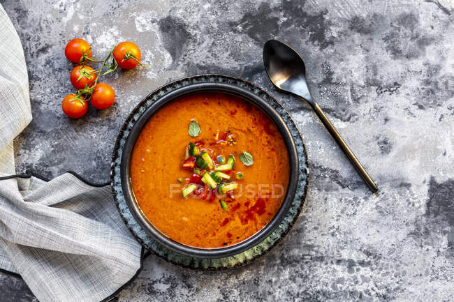 Gazpacho - холодний томатний суп з начинкою з огірків — стокове фото