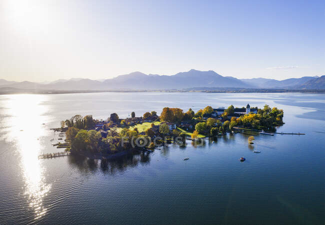 Allemagne, Bavière, Vue aérienne du village sur l'îlot Frauenchiemsee — Photo de stock