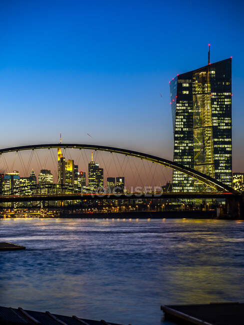 Germania, Assia, Francoforte, Francoforte sul Meno skyline dietro il ponte di Ostenda e la Banca centrale europea al tramonto — Foto stock