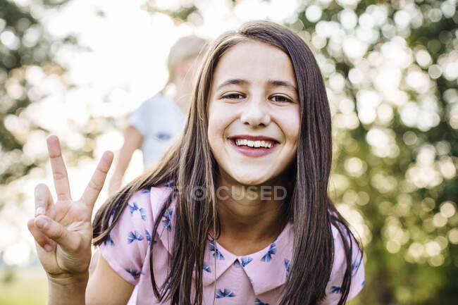 Ritratto di ragazza felice in una festa di compleanno all'aperto — Foto stock