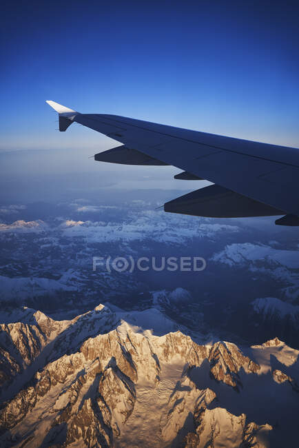 France, Auvergne-Rhône-Alpes, Aile d'Airbus A321 survolant les Alpes européennes et le Lac Léman à l'aube — Photo de stock