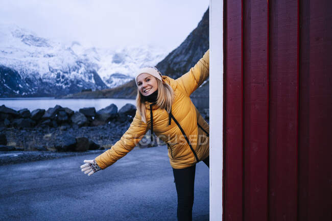 Ritratto di turista felice ad Hamnoy, Lofoten, Norvegia — Foto stock