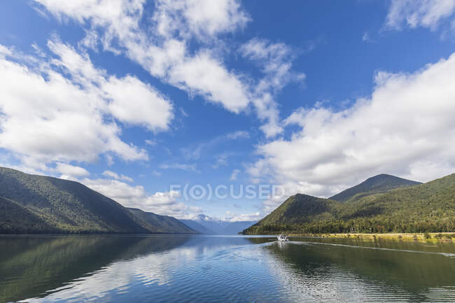 Nouvelle-Zélande, Océanie, Île du Sud, Tasman, Parc national des lacs Nelson, Bateau à moteur sur le lac Rotoroa — Photo de stock