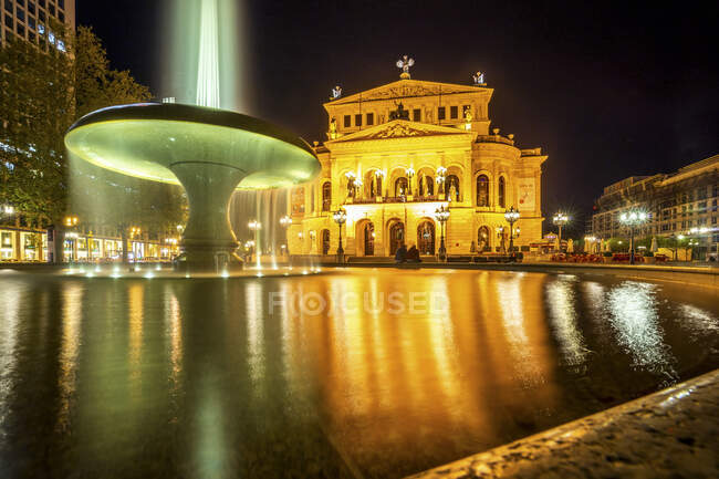 Deutschland, Hessen, Frankfurt, Brunnen vor der Alten Oper in der Nacht — Stockfoto