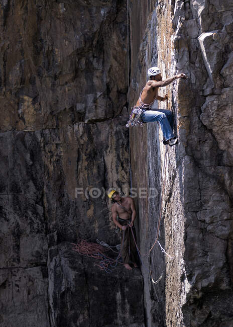 Rock climbers, Mother Carey's Kitchen, Pembrokeshire, United Kingdom — Stock Photo