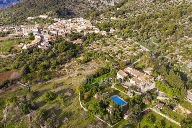 Испания, Балеарские острова, Каймари, вид с воздуха на финку и сельскую деревню в хребте Серра-де-Трамунтана в течение весны — стоковое фото
