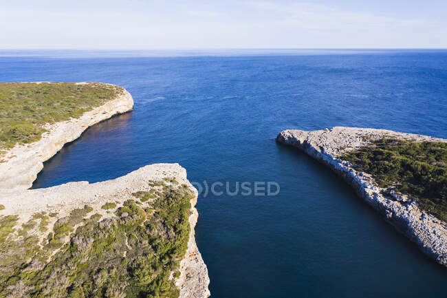 España, Islas Baleares, Cala dOr, Drone vista de la bahía de Cala sa Nau en verano - foto de stock