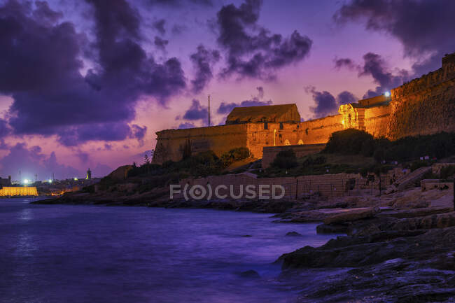 Malta, Gzira, Manoel Island, costa del Mar Mediterraneo con Fort Manoel al tramonto — Foto stock