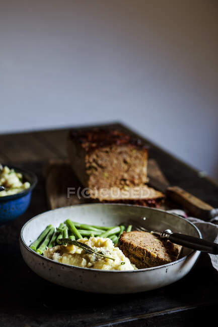 Plate of mashed potatoes with green beans and meat loaf — Stock Photo