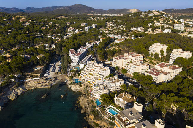 Espanha, Ilhas Baleares, Costa de la Calma, Vista aérea da cidade costeira no verão — Fotografia de Stock