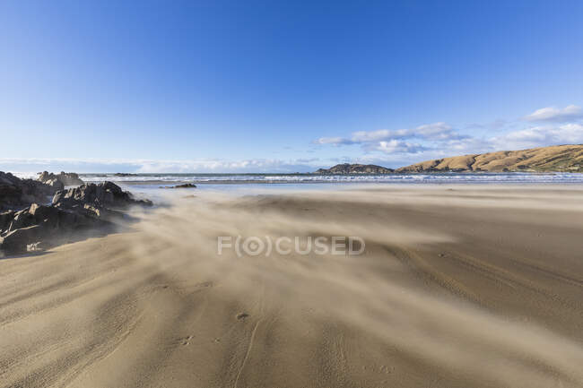 Nova Zelândia, movimento desfocado de ondas escovando praia costeira de Nugget Point — Fotografia de Stock