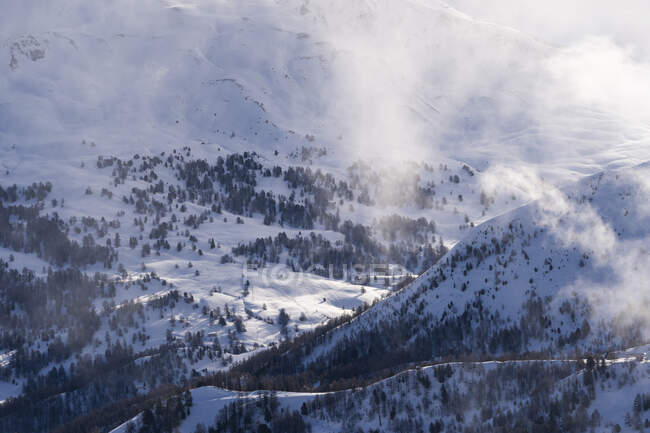 França, Hautes-Alpes, Vars, montanhas cobertas de neve — Fotografia de Stock