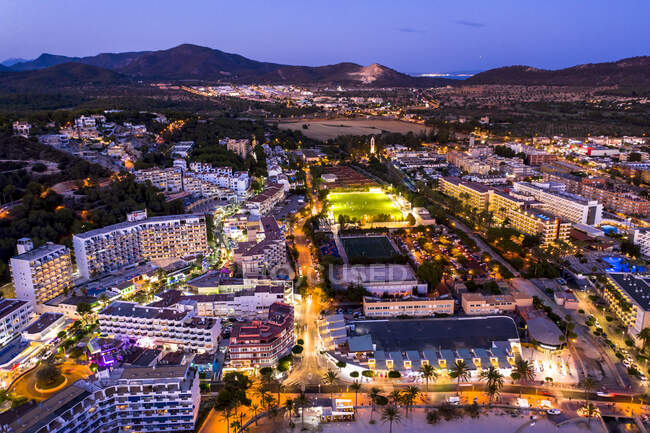 Espanha, Ilhas Baleares, Maiorca, Calvia, vista aérea sobre a Costa de la Calma e Santa Ponca com hotéis ao entardecer — Fotografia de Stock