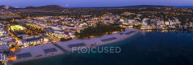 Espanha, Ilhas Baleares, Maiorca, região de Calvia, vista aérea sobre a Costa de la Calma e Santa Ponca com hotéis e praias ao entardecer — Fotografia de Stock