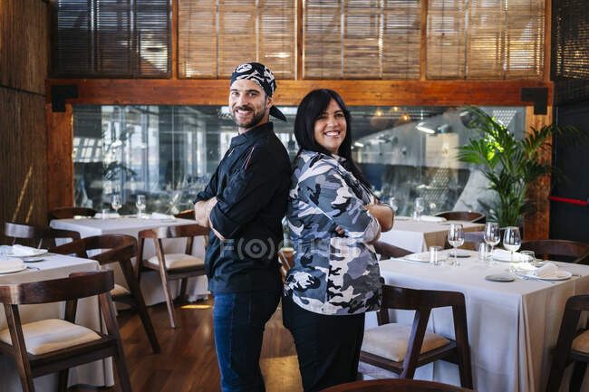 Retrato de pareja sonriente en restaurante - foto de stock