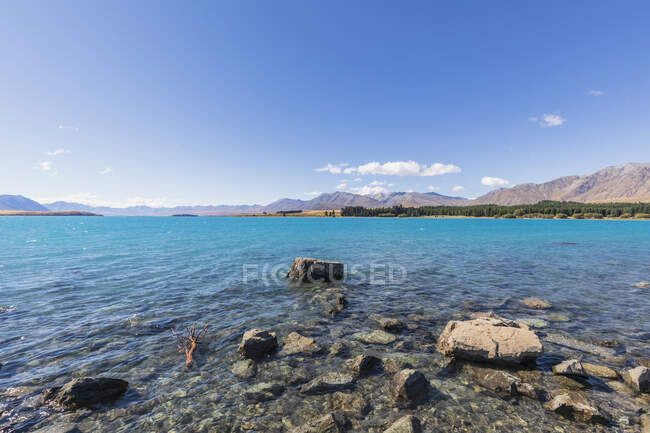 Nouvelle-Zélande, Océanie, Île du Sud, Canterbury, Lac Tekapo, Rochers au bord du lac — Photo de stock