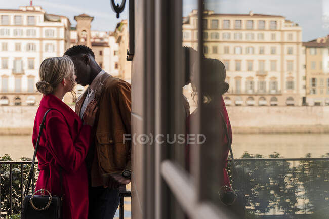 Affettuoso giovane coppia baciare nella città di Firenze, Italia — Foto stock