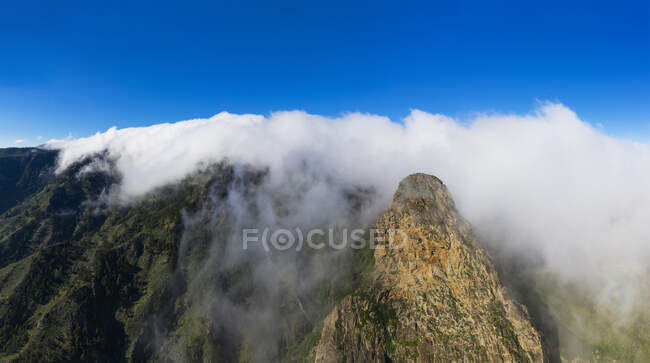 Espanha, Ilhas Canárias, La Gomera, Monumento Natural de los Roques, Vista aérea de Roque de Agando coberta de nuvens — Fotografia de Stock