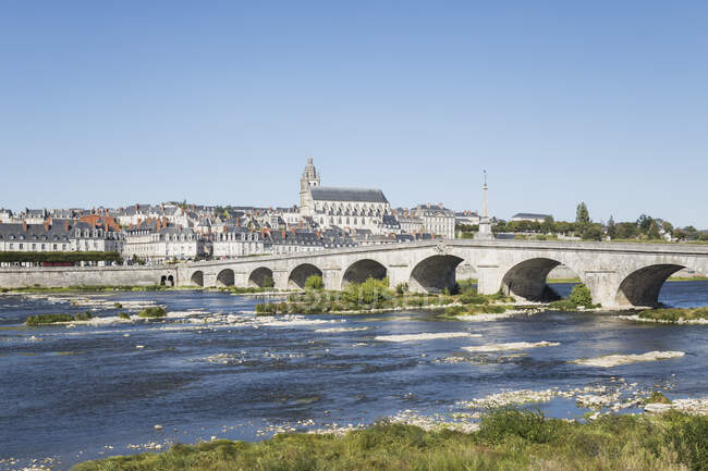 Francia, Centre-Val de Loire, Blois, Cielo limpido su Pont Jacques-Gabriel con la città sullo sfondo — Foto stock