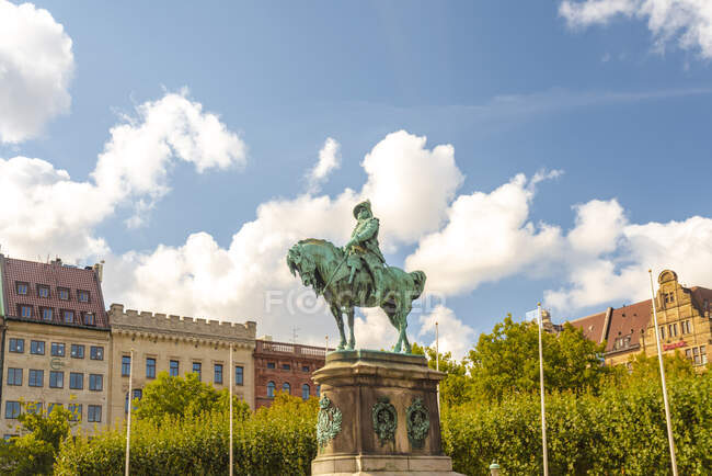 Suecia, Malmo, Karl X Gustav estatua en la plaza de la ciudad - foto de stock