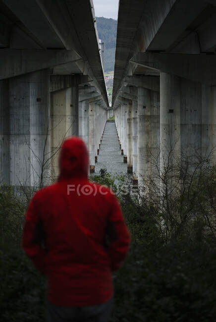 Mann auf Autobahnbrücke in verlassener Umgebung — Stockfoto