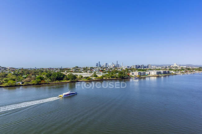 Австралія, Квінсленд, Брисбен, місто через річку Брисбен. — стокове фото