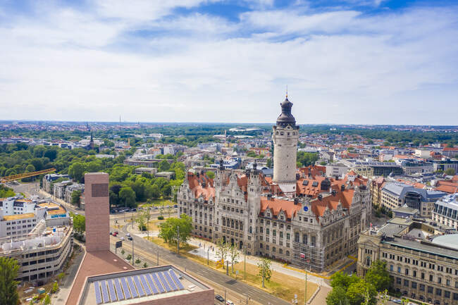 Blick aus der Vogelperspektive auf das Neue Rathaus in Leipzig — Stockfoto