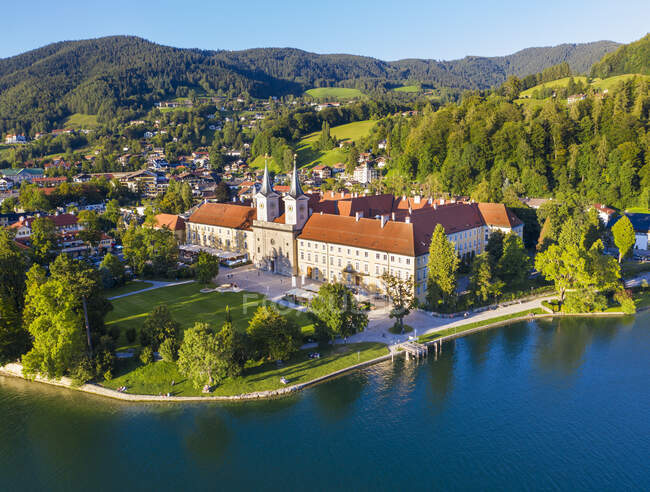 Германия, Бавария, Тегернзее, Вид с воздуха на аббатство Тегернзее — стоковое фото