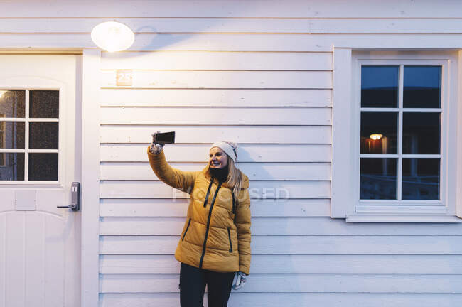 Tourist taking a selfie at a hut in Hamnoy, Lofoten, Norway — Stock Photo