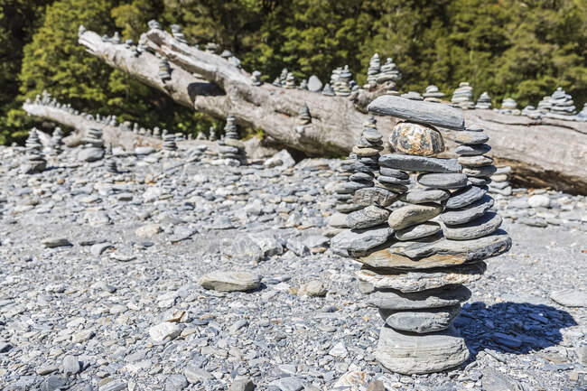 Nouvelle-Zélande, Cairns in Haast Pass — Photo de stock