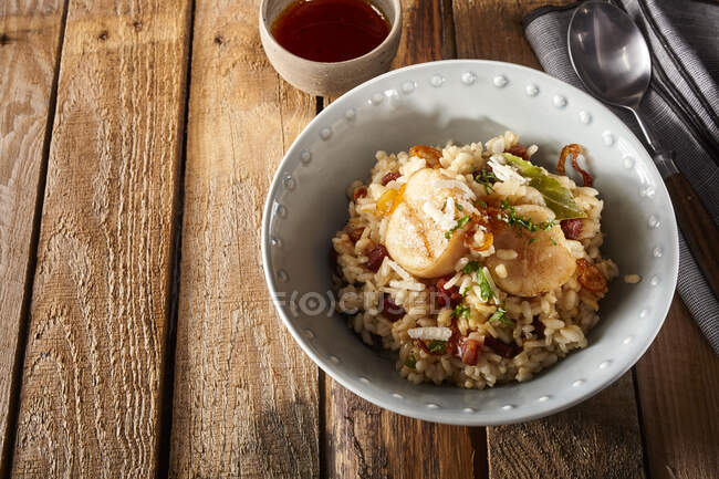 Bowl of risotto with scallops and chorizo — Stock Photo
